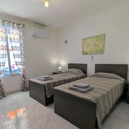 Seafront 3br Maisonette Ground-floor With Yard Appartamento Marsalforn