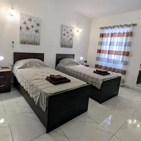 Seafront 3br Maisonette Ground-floor With Yard *